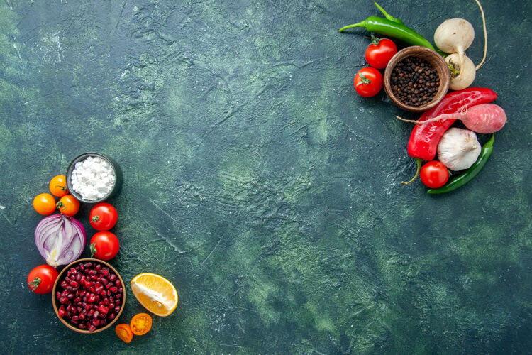 季节顶视图新鲜蔬菜与调味品上的深色背景健康餐沙拉食品彩色照片饮食颜色调味品封面