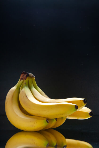 深色正面是新鲜的黄色香蕉黑墙水果热带异国情调的颜色黑暗饮食热带可食用水果