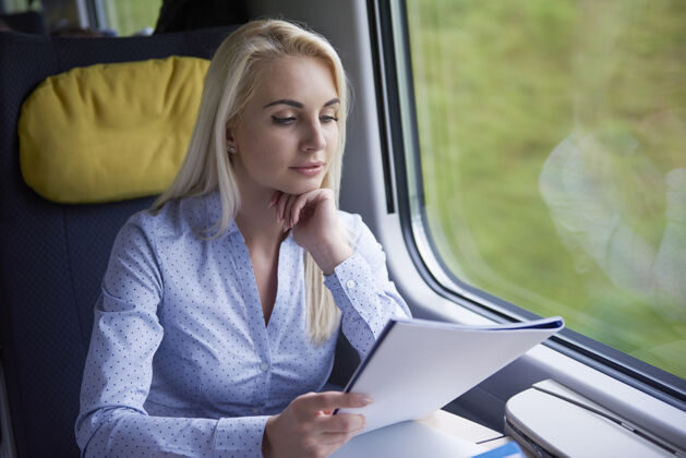 思考火车上的工作妇女抱着坐着商务人士