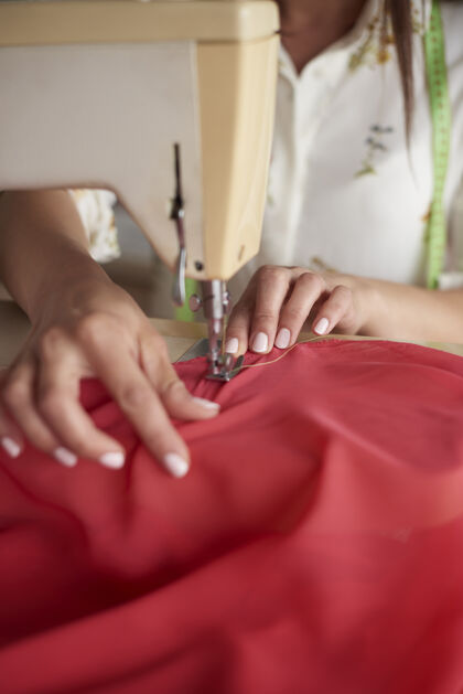 造型师裁缝在她的工作室工作材料纺织业职业