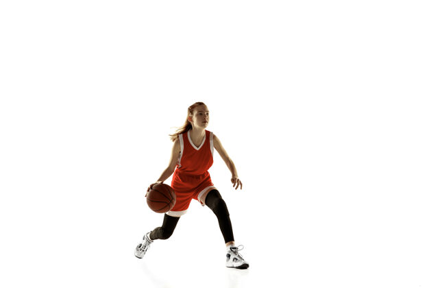 团队年轻的女篮球运动员在行动球场活跃比赛