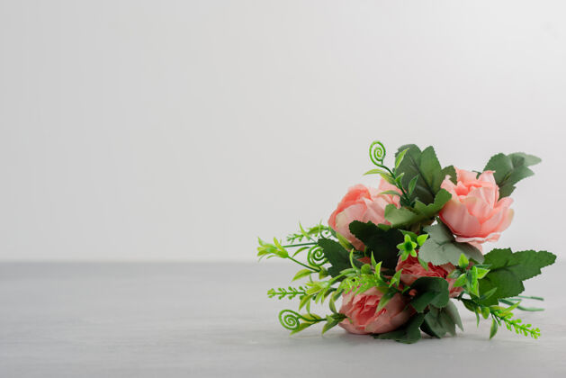 玫瑰美丽的粉红色花束放在灰色的桌子上花束开花自然