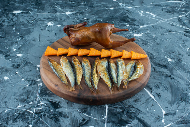 美味薯条 烤鸡和鱼在一块木板上 大理石背景上美味烤鸡可口