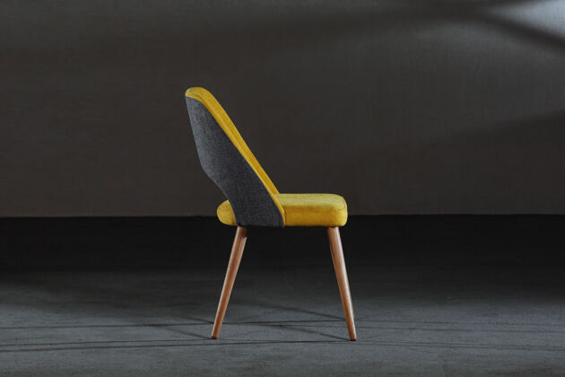 灯现代黄色木腿椅子在灯光下的房间里椅子腿风格