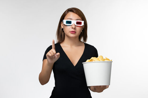 电影正面图白色表面上戴着d墨镜拿着薯片的年轻女性土豆抱太阳镜