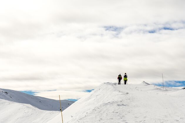 霜冻美丽的风景与徒步旅行者在一个雪峰在南蒂罗尔 白云石 意大利背景冰雪