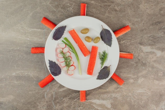 切片白板青菜蟹棒红色食物大理石