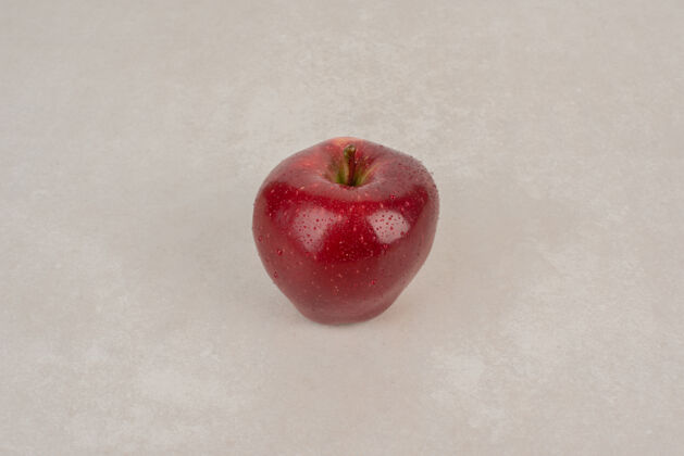 红色一个红色的 新鲜的苹果放在白色的桌子上苹果食物美味