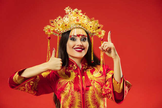 优雅中国传统的优雅女子在红墙工作室指舞蹈脸