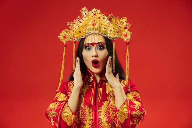 舞蹈中国传统的优雅女子在红墙工作室美丽人民间