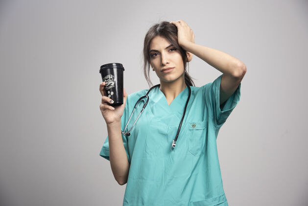 医院女医生捧着一杯咖啡上了灰个人成人制服