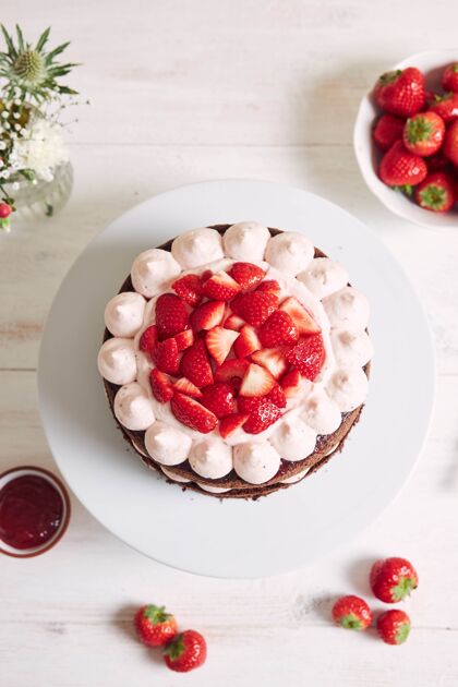 烘焙美味甜美的蛋糕 上面放着草莓和香肠糖美味蛋糕美味