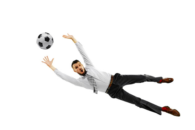 体育一个年轻商人在白墙上踢足球的全长镜头乐趣领带玩