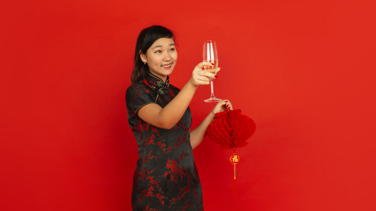 愿望年轻的亚洲女人喝香槟拿着灯笼欢呼文化年轻人