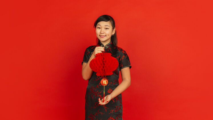 亚洲人穿着传统服装的女模特 带着装饰 看起来很开心 微笑着微笑中国节日