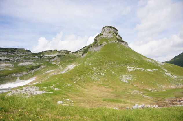 自然奥地利阿尔卑斯山美丽景色的低角度拍摄山白天背景