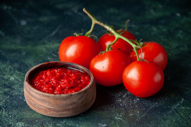 可食用水果前视图番茄酱 新鲜的红色番茄 深色番茄 红色 调味料 胡椒盐盐新鲜番茄