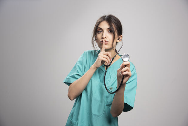 医院戴着听诊器的女医生的画像听诊器肖像制服
