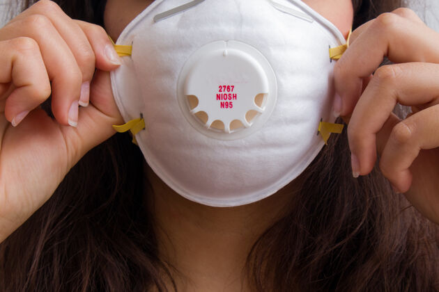 医疗一个戴着卫生面罩的女性的特写镜头防护医院设备