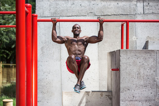肌肉健身运动员在体育场做运动非洲运动健身
