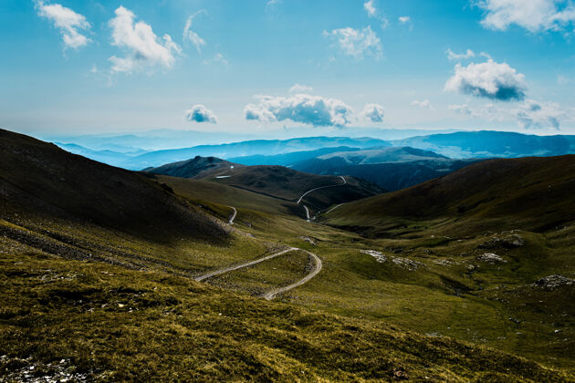 冒险阿根廷多云的天空下三座山峰的迷人景色旅游树旅游