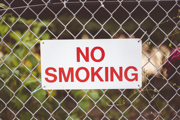 围栏“禁烟”标志挂在栅栏边的特写镜头信息金属特写