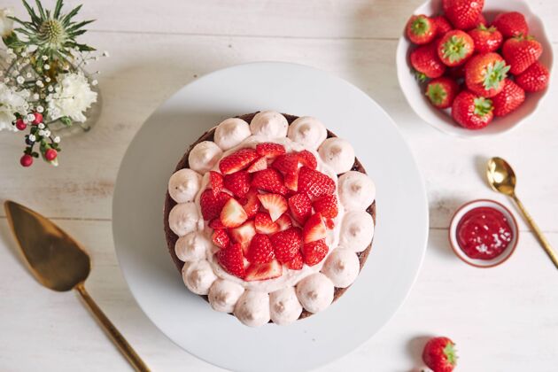 食物美味甜美的蛋糕 上面放着草莓和香肠美味草莓巧克力蛋糕