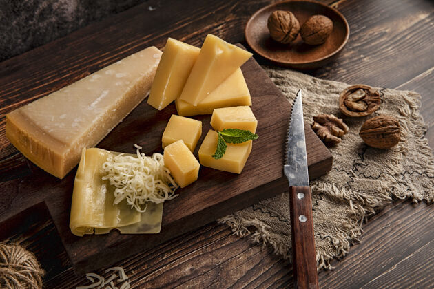 膳食选择焦点拍摄美味的奶酪拼盘在桌上与核桃切片水平自然