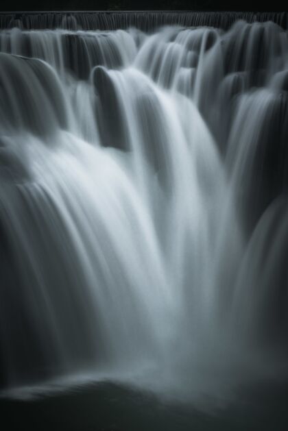 水瀑布的垂直美丽镜头自然野生流动