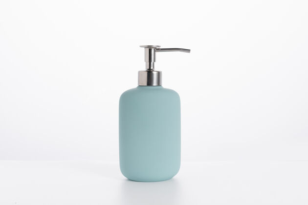 水疗蓝色的玻璃肥皂瓶被隔离在白色的墙上产品液体肥皂
