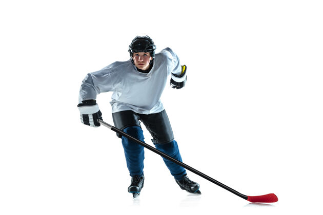 人领导冰球场上的年轻男子冰球运动员 白色背景运动员戴着器械和头盔练习运动理念 健康的生活方式 运动 运动 动作脚垫强壮运动服