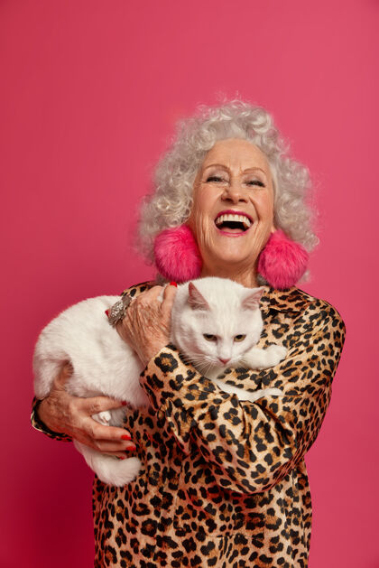 老年幸福的皱纹时尚奶奶与美丽的猫特写肖像脸感觉耳环