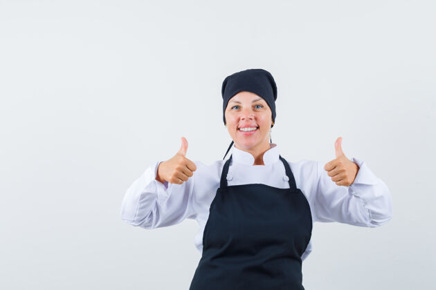护理穿着黑色厨师制服的金发女人 竖起大拇指 看起来很漂亮健康时尚皮肤