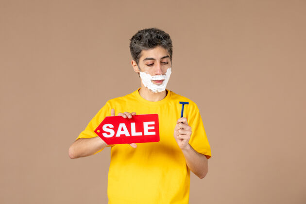淋浴正面图：年轻男性 手上有剃须刀和销售铭牌 背景为粉色标签微笑手