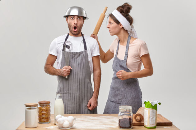 愤怒夫妻俩在厨房摆姿势准备美味的晚餐配偶妻子烦恼