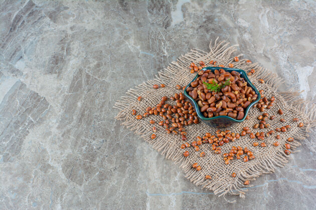 豆类一碗烤豆放在大理石上的布料上顶视图欧芹美味