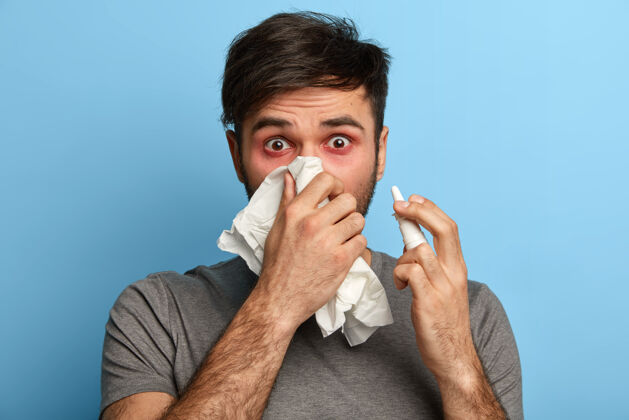 年轻生病的年轻人患有过敏隔离流涕鼻涕症状