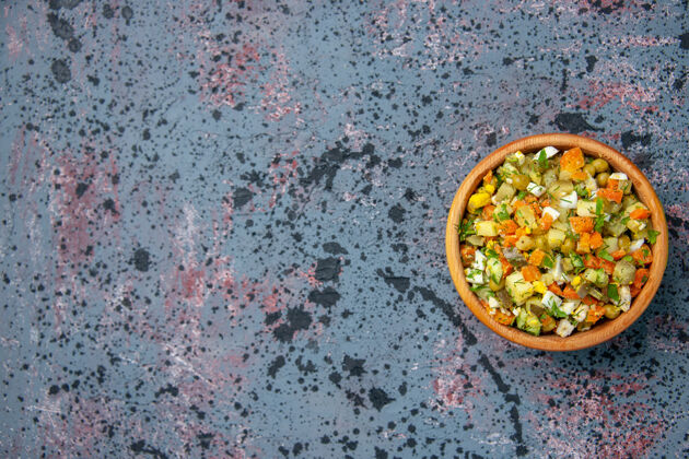扁豆煮熟蔬菜沙拉的顶视图在盘子里 复制空间食用坚果顶视图沙拉