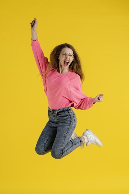 跳跃快乐的女人跳肖像年轻女人