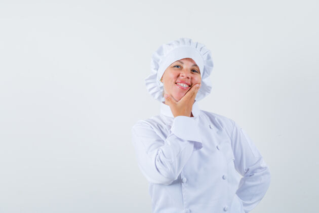 人一位身穿白色制服的女厨师手拉着下巴 看上去很高兴肖像女人制服