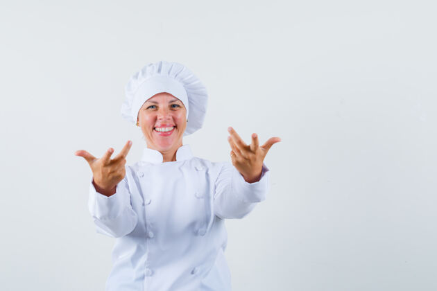 学生身着白色制服的女厨师举手质问 神情愉快年轻肖像化妆