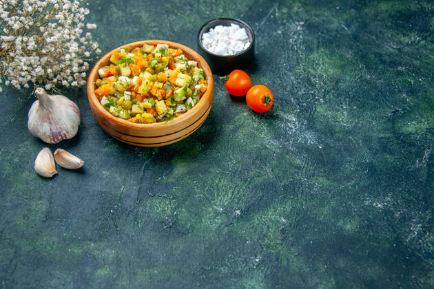 前面前视图蔬菜沙拉从煮熟的蔬菜混合在黑暗背景的圆形盘子里圆形蔬菜煮沸