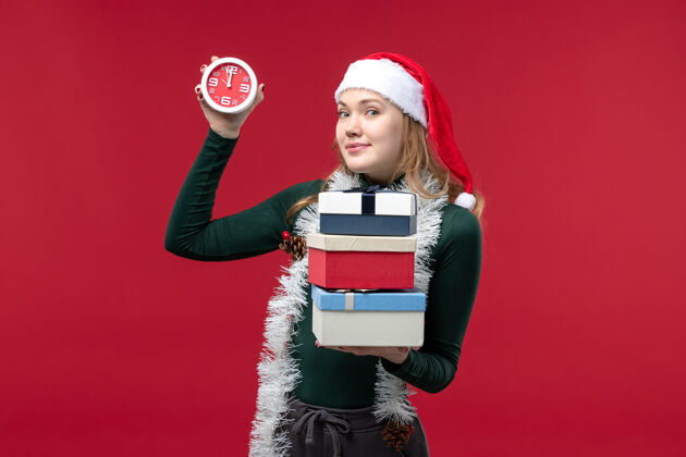 圣诞节正面是年轻女性 红色背景上有礼物和时钟红色微笑风景