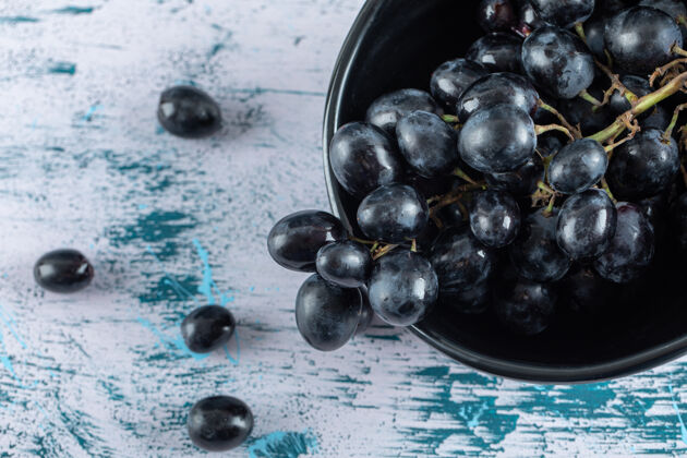 顶视图碗里是新鲜的黑葡萄食物有机葡萄