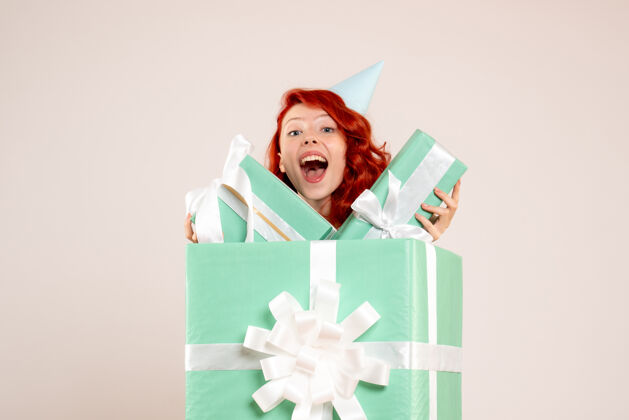 生日正面图：里面的年轻女子拿着其他白色背景的礼物丝带庆祝包装