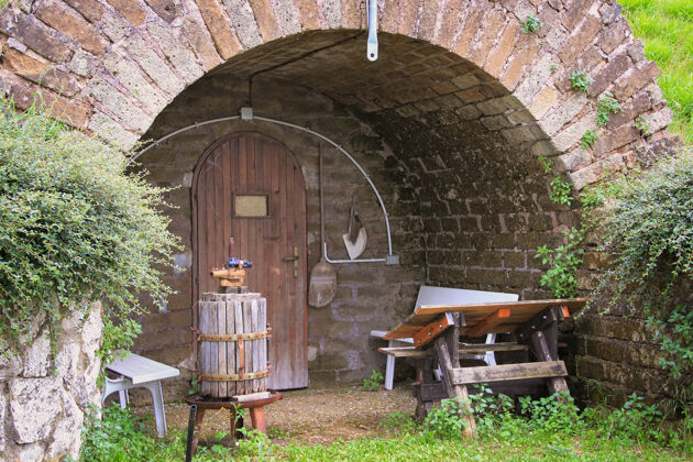 古代一个古老的意大利酒窖的入口意大利乡村建筑