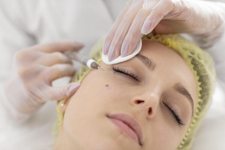客户在美容诊所做填充物治疗的女人化妆品填充剂注射器
