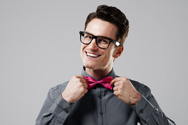 幽默带着粉色领结的微笑男人眼镜休闲眼镜