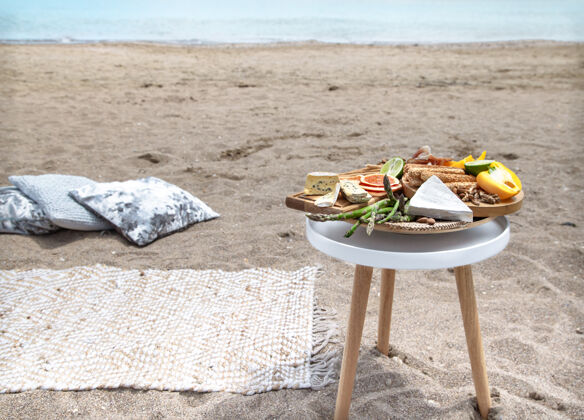 小吃海边的浪漫野餐度假和浪漫的概念美味沙滩枕头