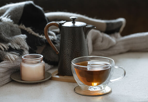 玻璃静物与一杯茶 一个茶壶 一本书和装饰细节特写茶壶细节